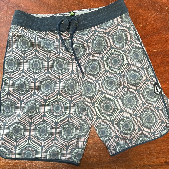 Volcom board shorts - Picture 1 of 4